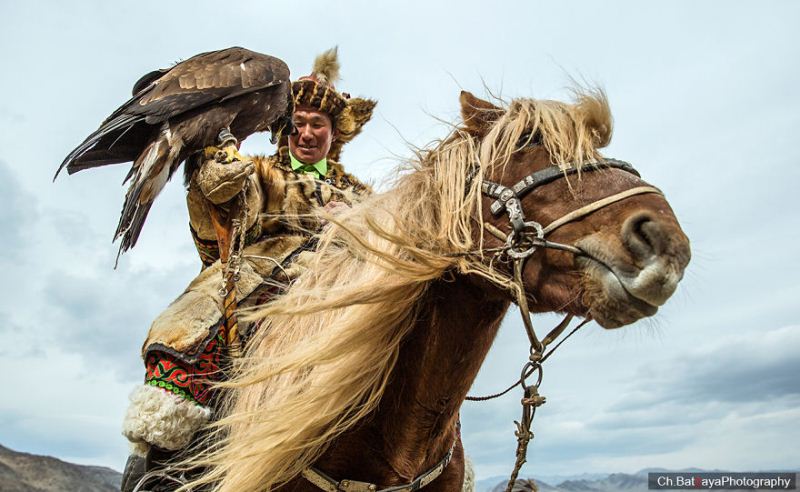 Моңғолияда этникалық қазақтар арасында жыл сайынғы бүркіттер фестивалі өтті
