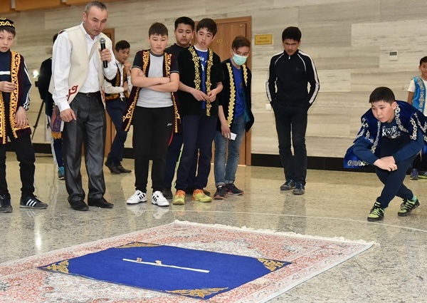 Астаналық оқушылар асық атудан жарысқа қатысты