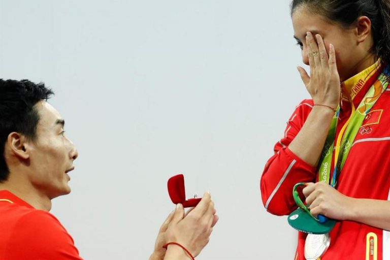 Олимпиада чемпионы Цинь Кай Рио тұғырында сүйіктісіне ұсыныс жасады