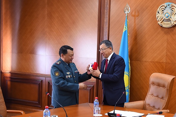 ОҚО-да жастарды әскери-патриоттық тәрбиелеуге атсалысып жүрген мемлекеттік қызметкерлер марапатталды